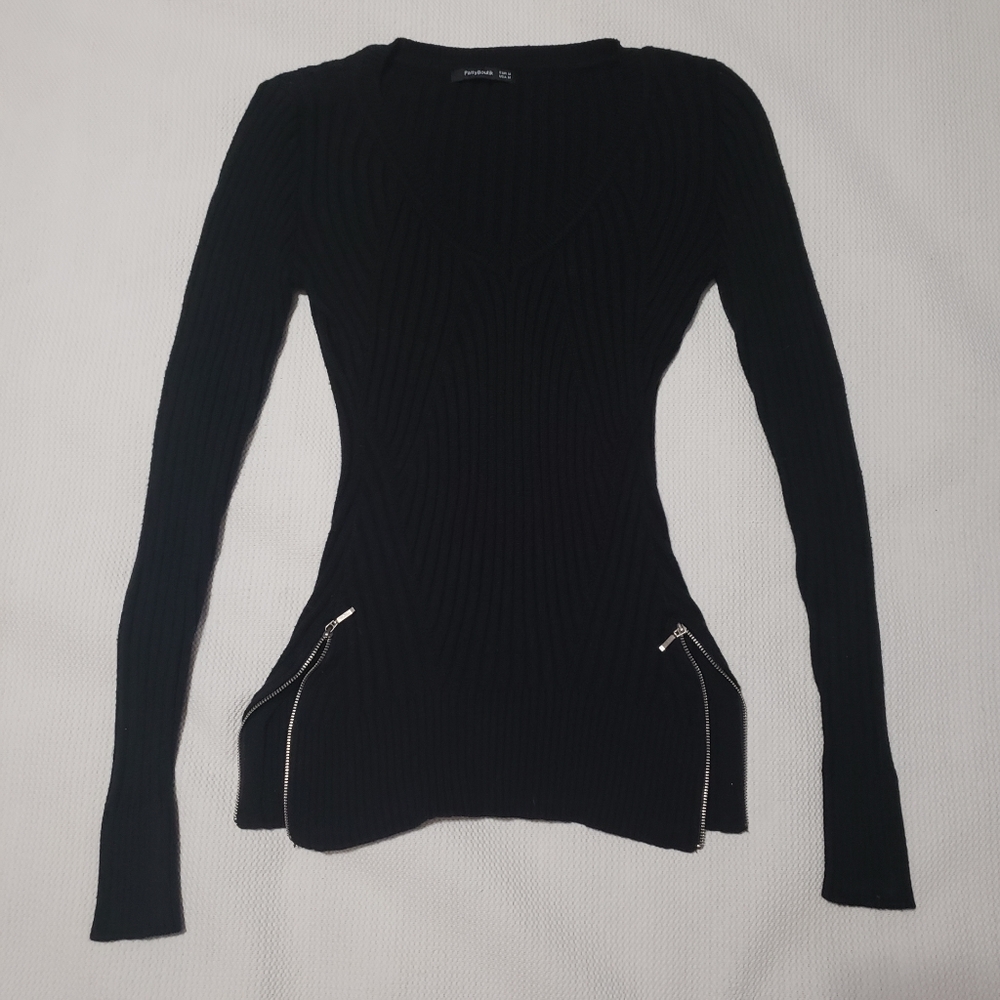 Pattyboutik Ribbed V-Neck Zip-Embellished Sweater